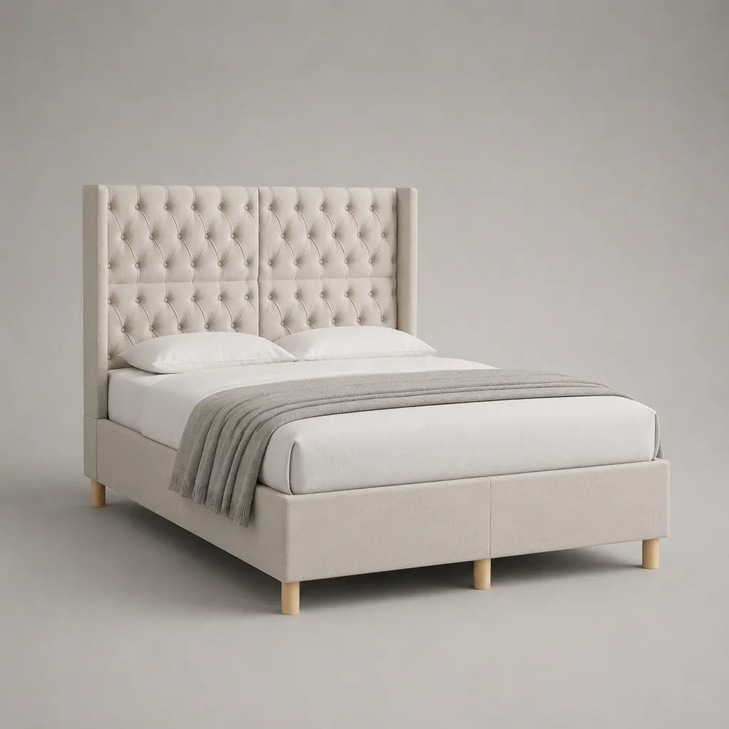 Lit double capitonné 160 × 200 cm avec tête de lit haute, revêtement en polyester beige, dimensions 170 × 215 × 145 cm